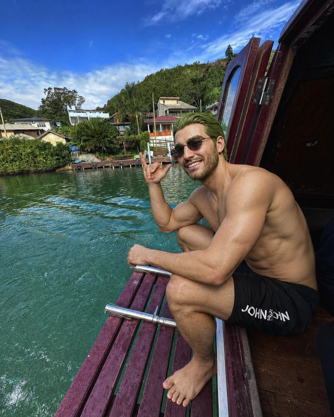 Andrés Caballero en una lancha