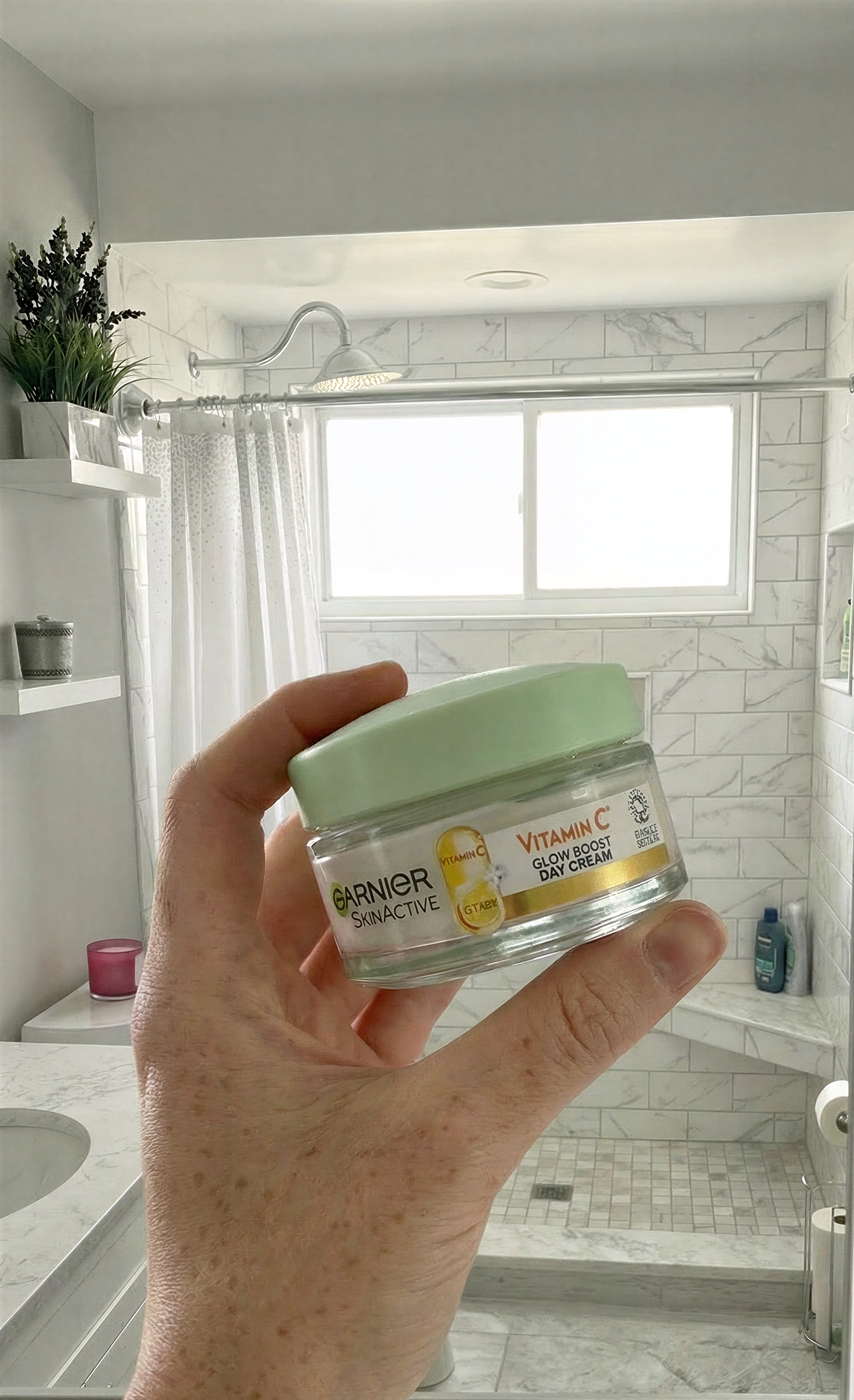Producto de cuidado facial en un baño
